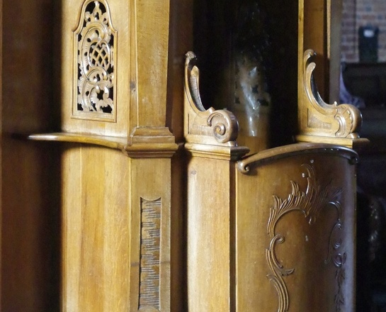 Ein Beichtstuhl in einer Kirche.